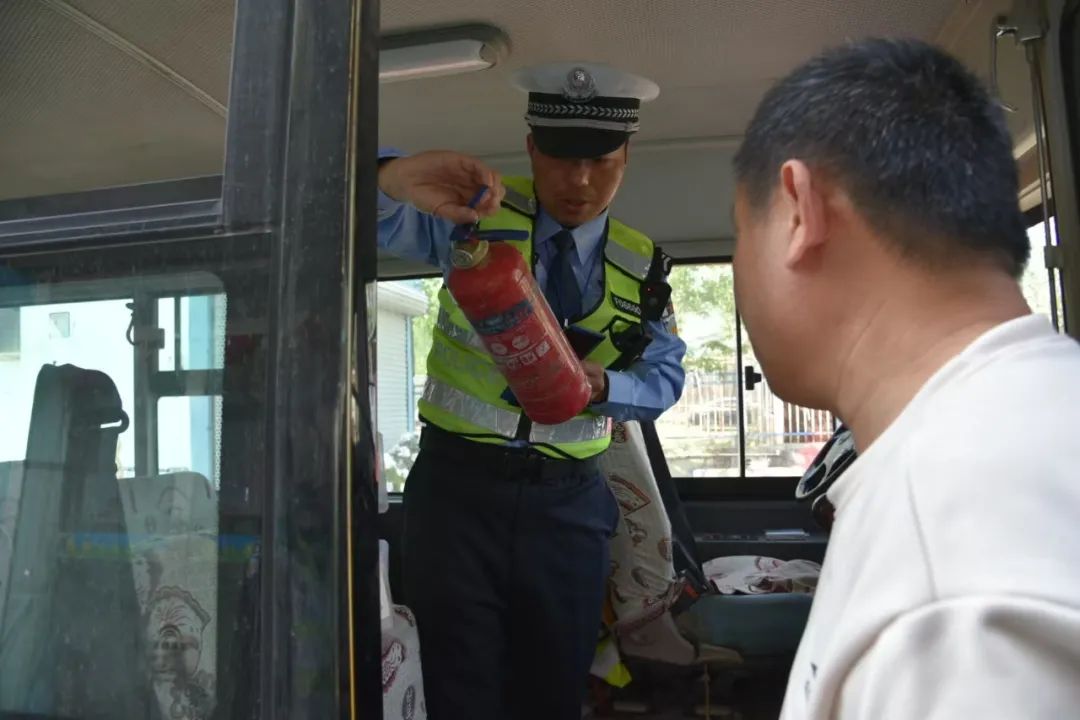 菏澤交警直屬二大隊開展農(nóng)村校車安全大檢查 確保學生安全出行 圖片
