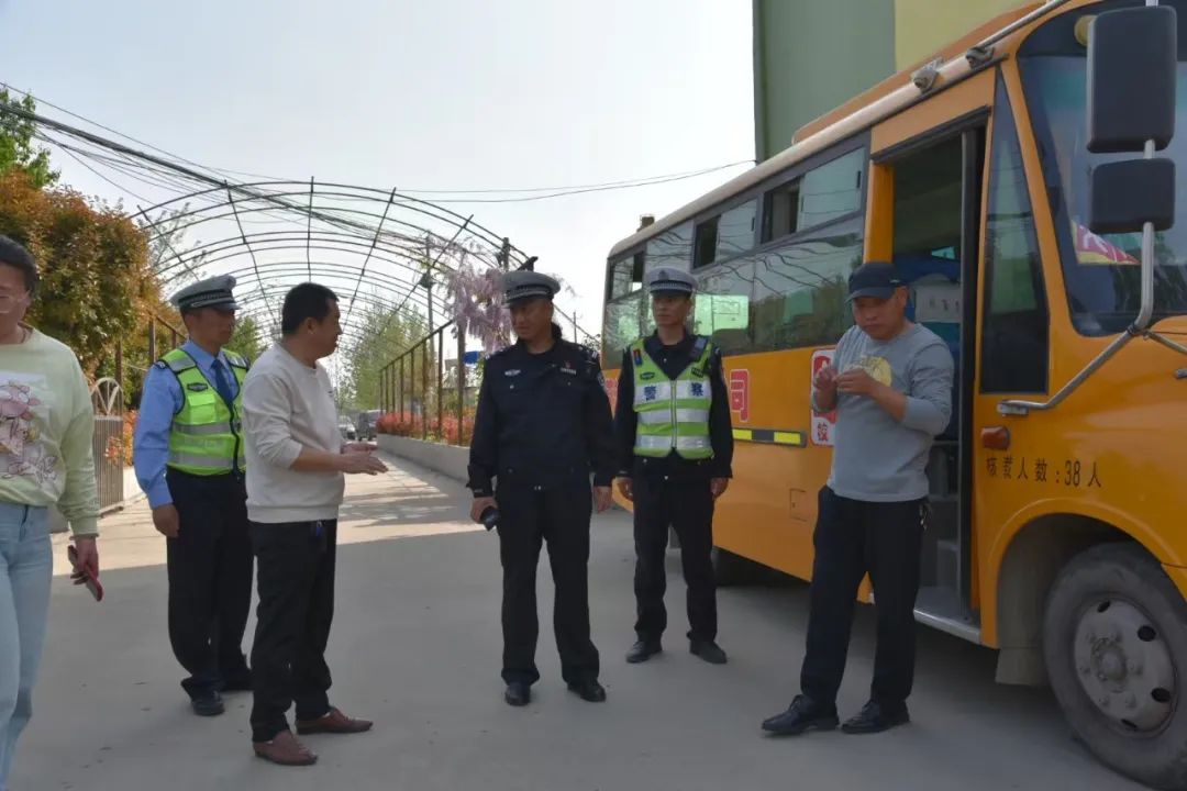 菏澤交警直屬二大隊開展農(nóng)村校車安全大檢查 確保學生安全出行 圖片