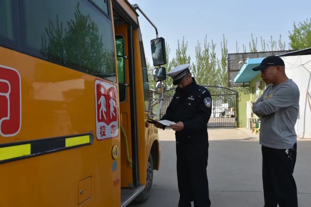 菏澤交警直屬二大隊開展農(nóng)村校車安全大檢查 確保學生安全出行 圖片