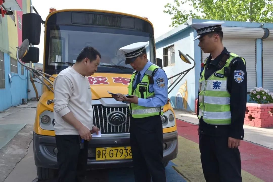 菏澤交警直屬二大隊開展農(nóng)村校車安全大檢查 確保學生安全出行 圖片