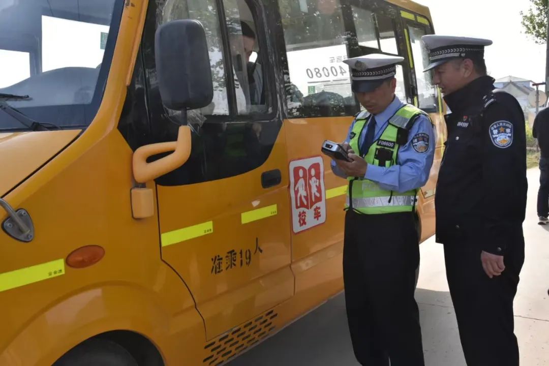 菏澤交警直屬二大隊開展農(nóng)村校車安全大檢查 確保學生安全出行 圖片