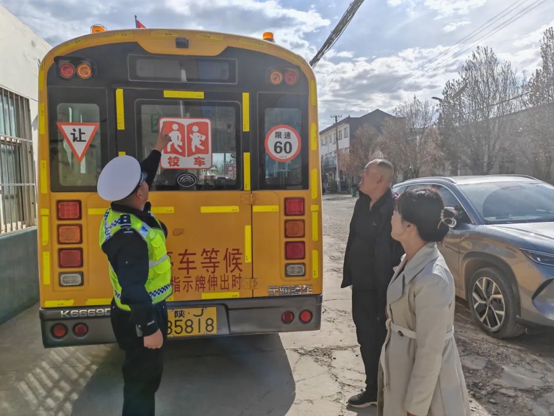 【部門動(dòng)態(tài)】春季攻防宣丨校車安全“大檢查” 筑牢學(xué)生“安全路” 圖片