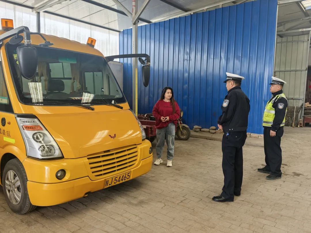 【部門動(dòng)態(tài)】春季攻防宣丨校車安全“大檢查” 筑牢學(xué)生“安全路” 圖片