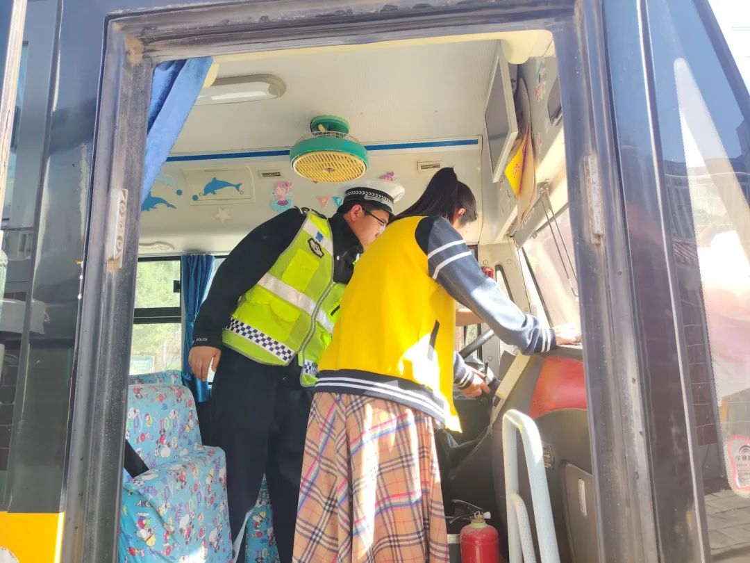 【部門動(dòng)態(tài)】春季攻防宣丨校車安全“大檢查” 筑牢學(xué)生“安全路” 圖片