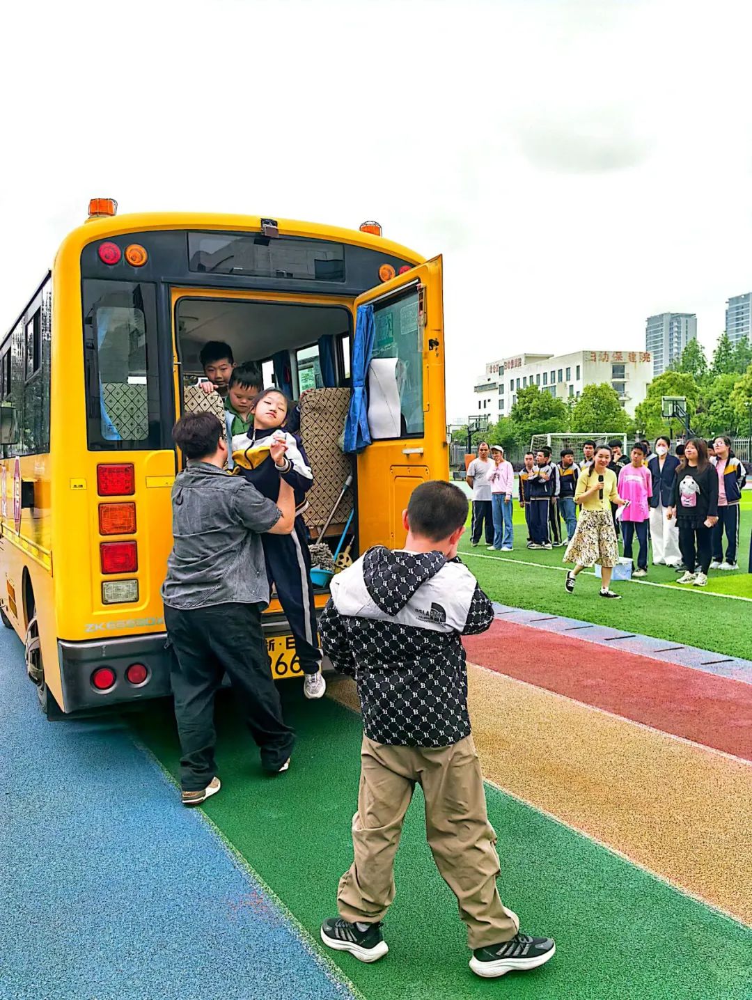 “為愛護航 平安出行 ” 陽光學校校車安全應急演練 “為愛護航 平安出行 ” 陽光學校校車安全應急演練