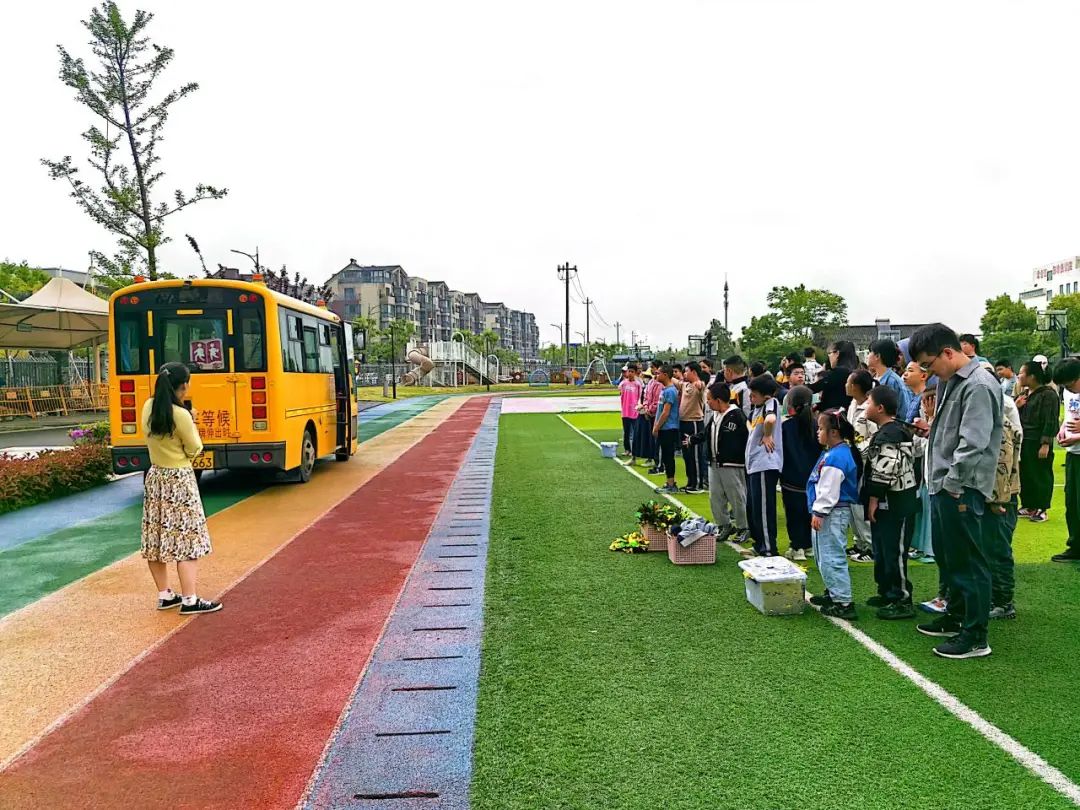 “為愛護航 平安出行 ” 陽光學校校車安全應急演練 “為愛護航 平安出行 ” 陽光學校校車安全應急演練