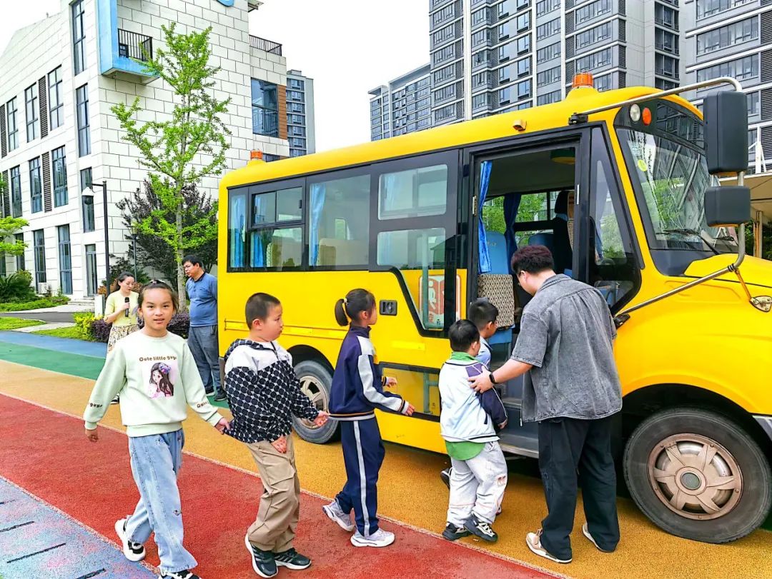 “為愛護航 平安出行 ” 陽光學校校車安全應急演練 “為愛護航 平安出行 ” 陽光學校校車安全應急演練