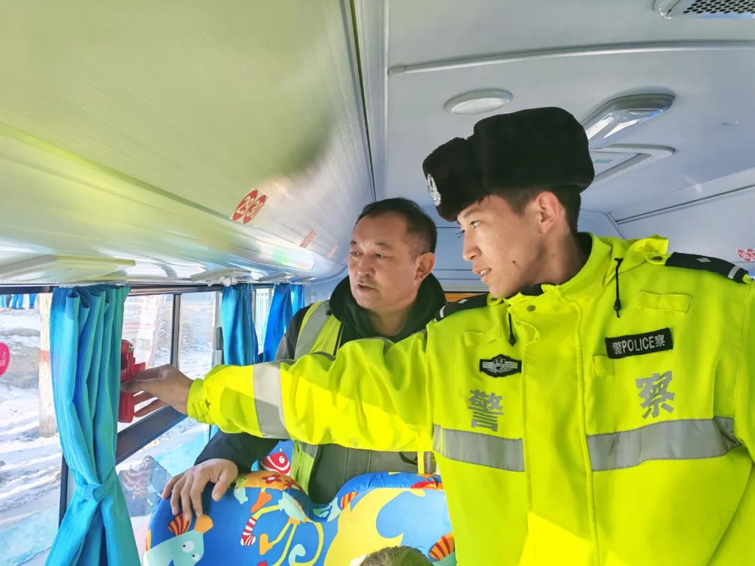 【平安富蘊(yùn)】嚴(yán)把校車(chē)“安全關(guān)” 筑牢學(xué)生“平安路” 圖片