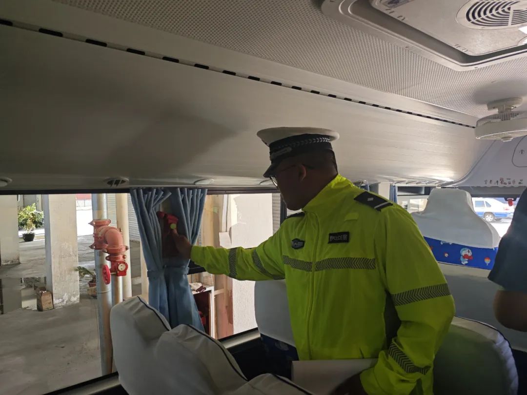 準東公安分局交警大隊聯合多部門開展校車安全檢查 護航學生平安出行 圖片