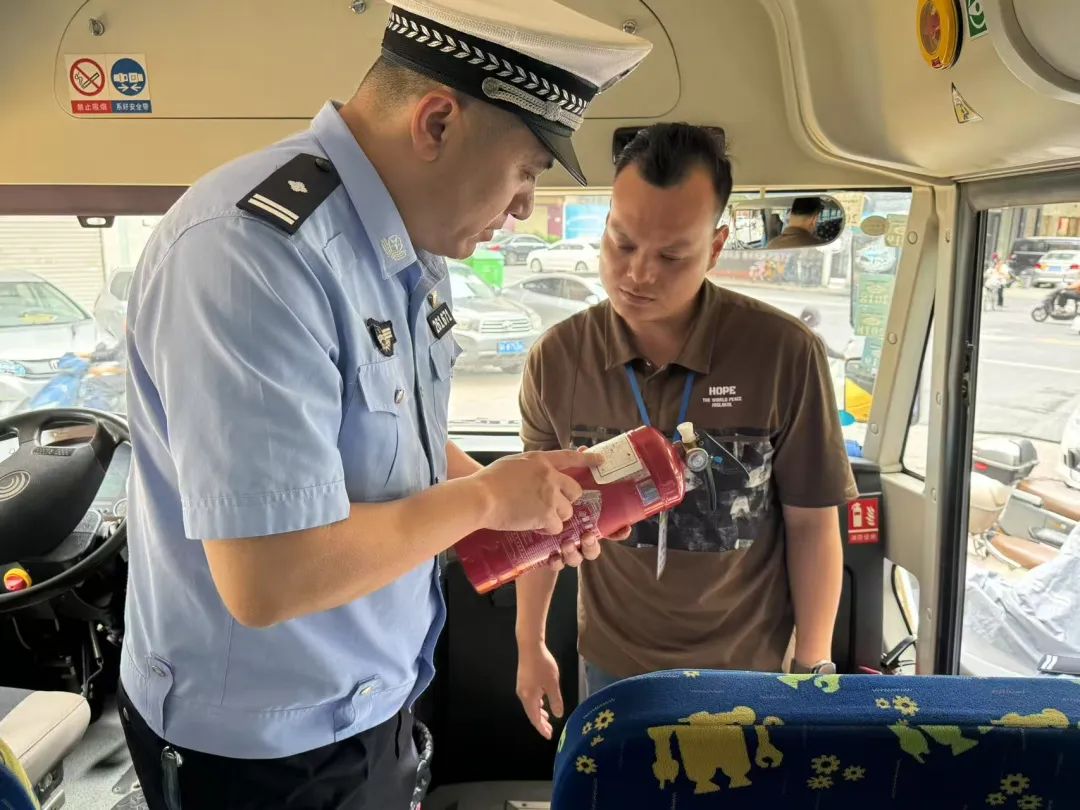 守護學子“平安路” !揭陽交警走進學校開展校車檢查和交通安全宣傳 圖片