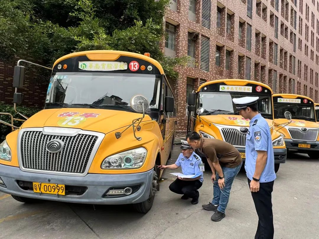 守護學子“平安路” !揭陽交警走進學校開展校車檢查和交通安全宣傳 圖片