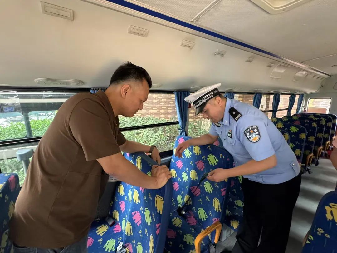 守護學子“平安路” !揭陽交警走進學校開展校車檢查和交通安全宣傳 圖片