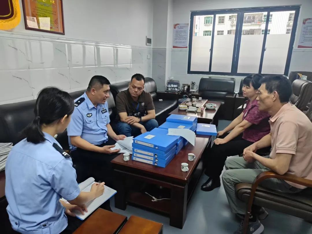 守護學子“平安路” !揭陽交警走進學校開展校車檢查和交通安全宣傳 圖片