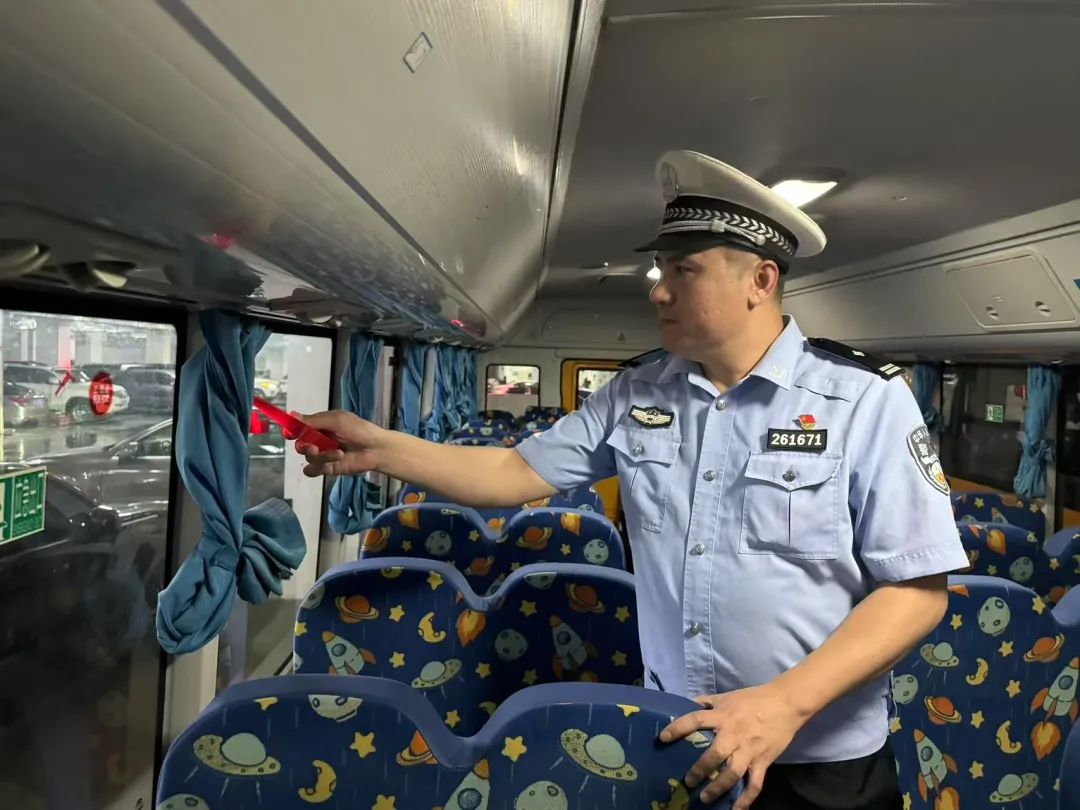 守護學子“平安路” !揭陽交警走進學校開展校車檢查和交通安全宣傳 圖片