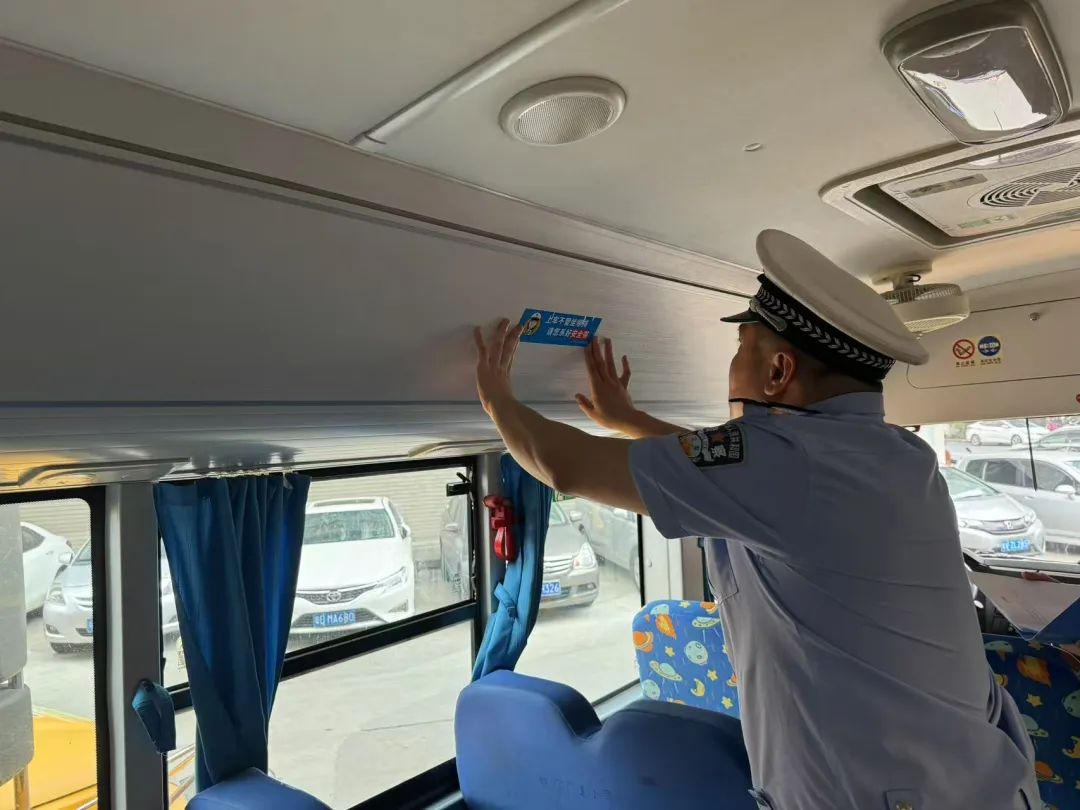 守護學子“平安路” !揭陽交警走進學校開展校車檢查和交通安全宣傳 圖片