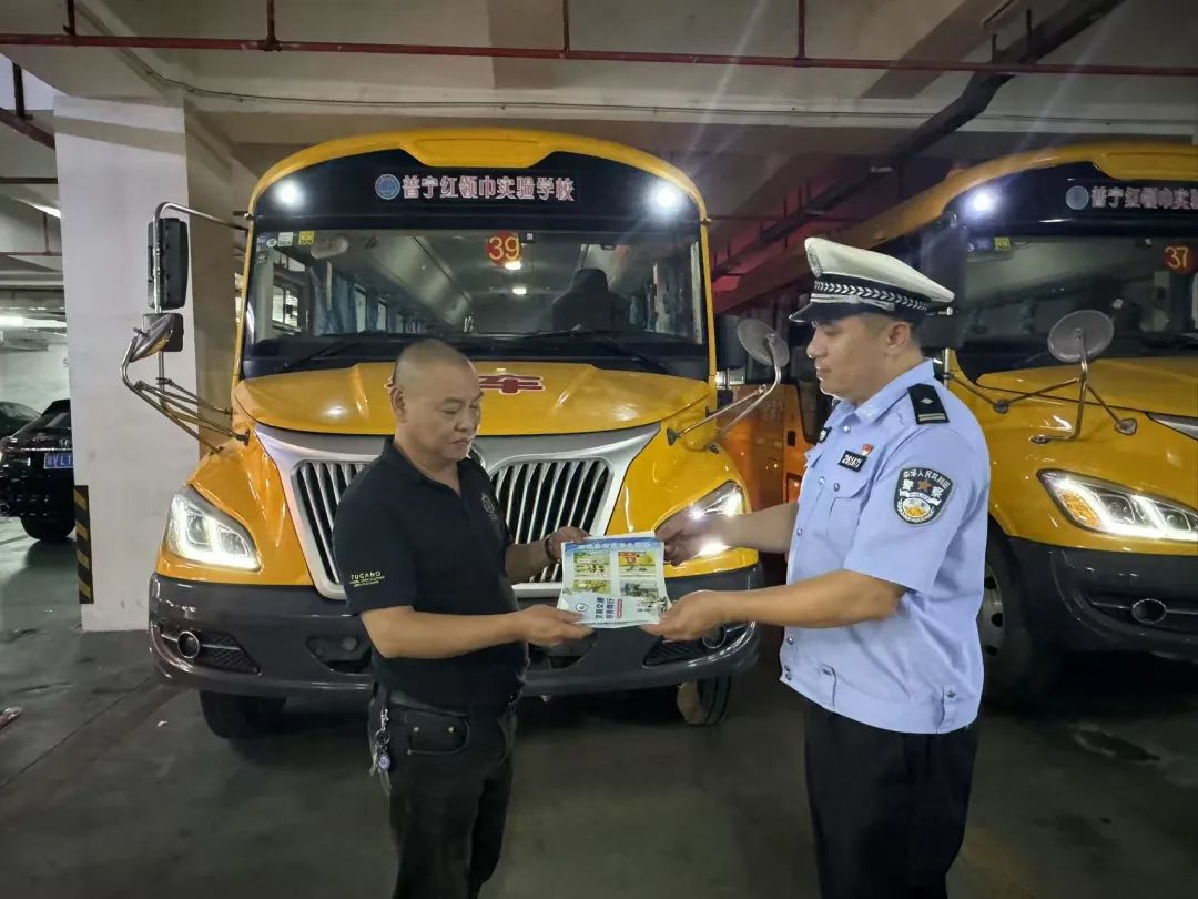 守護學子“平安路” !揭陽交警走進學校開展校車檢查和交通安全宣傳 圖片