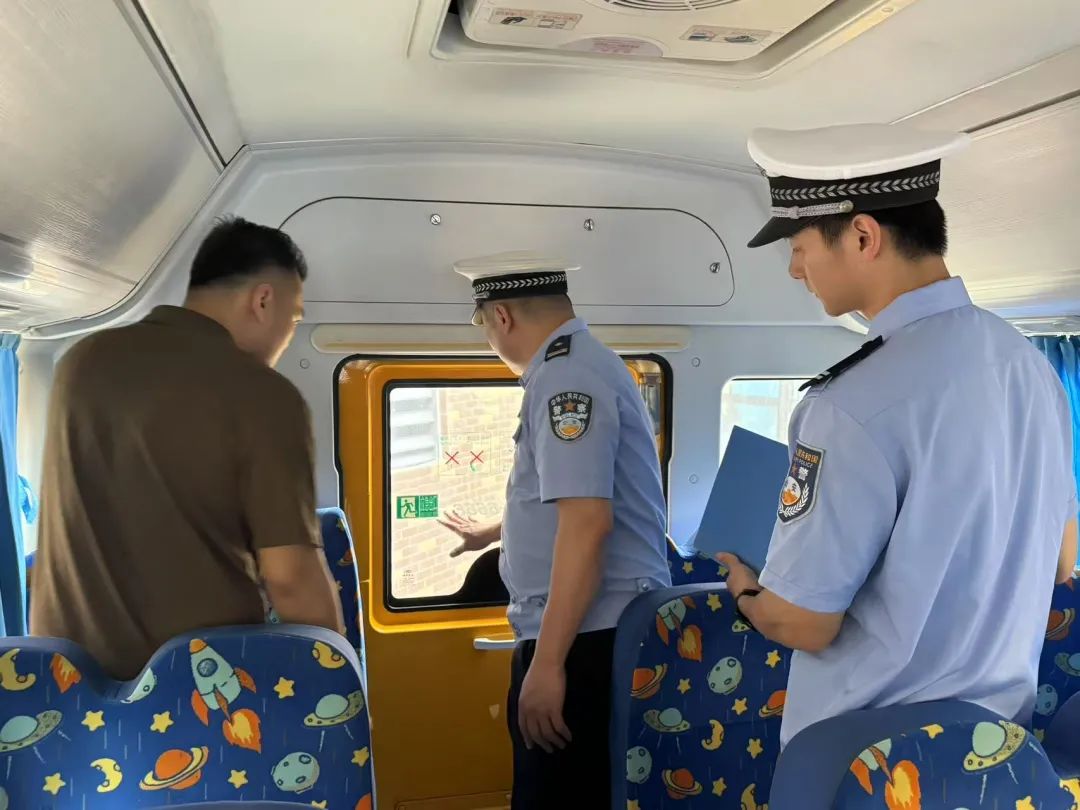 守護學子“平安路” !揭陽交警走進學校開展校車檢查和交通安全宣傳 圖片