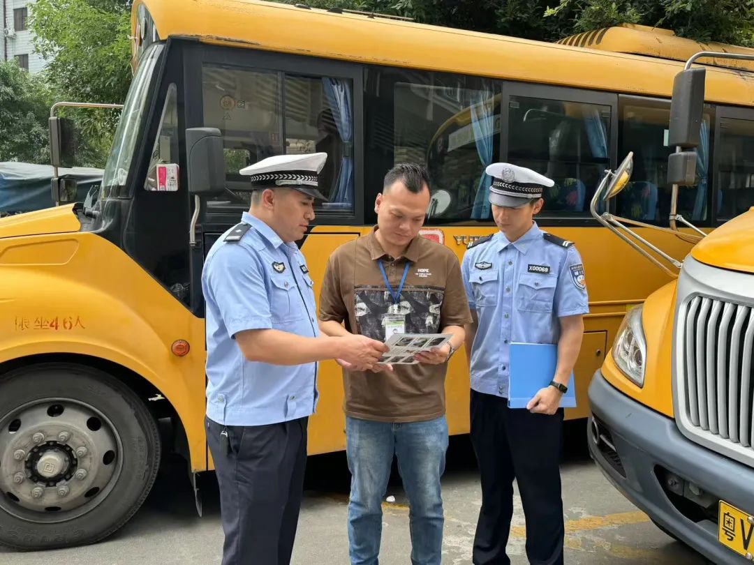 守護學子“平安路” !揭陽交警走進學校開展校車檢查和交通安全宣傳 圖片