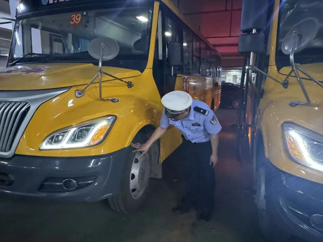 守護學子“平安路” !揭陽交警走進學校開展校車檢查和交通安全宣傳 圖片