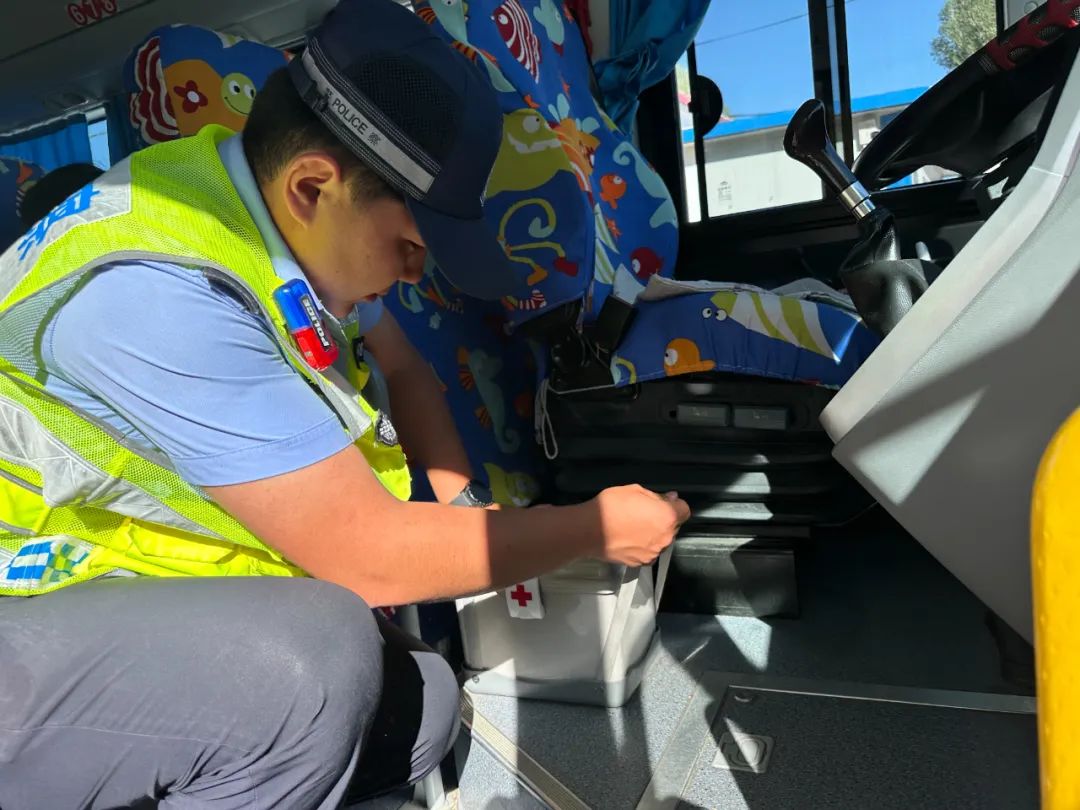 【“警”色護學】富蘊公安:擰緊校車“安全閥”,共筑平安上學路 圖片