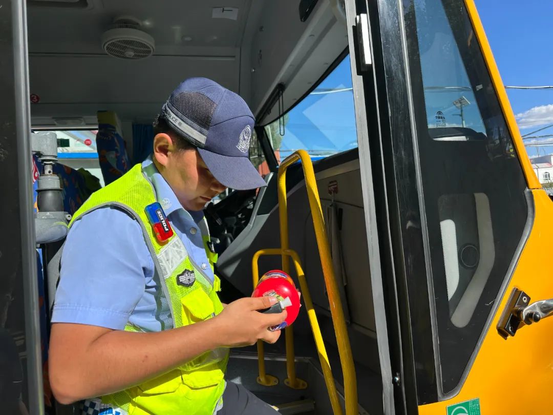 【“警”色護學】富蘊公安:擰緊校車“安全閥”,共筑平安上學路 圖片
