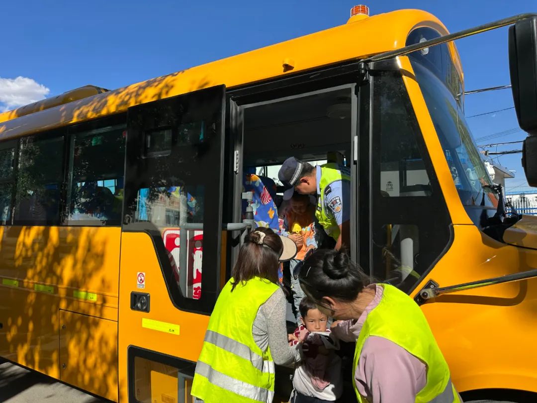 【“警”色護學】富蘊公安:擰緊校車“安全閥”,共筑平安上學路 圖片