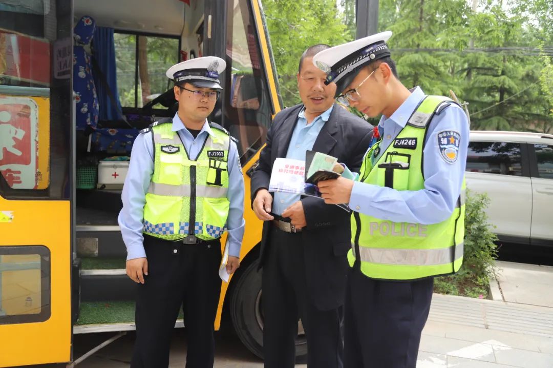 臨洮高速交警開展校車安全檢查 保駕學(xué)生平安出行 臨洮高速交警開展校車安全檢查 保駕學(xué)生平安出行