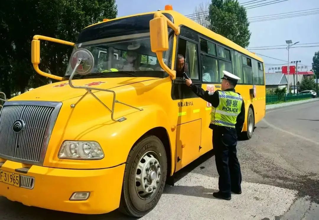 嚴查校車安全,昭墾公安護航學生上學路 圖片