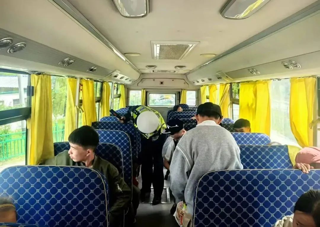 嚴查校車安全,昭墾公安護航學生上學路 圖片