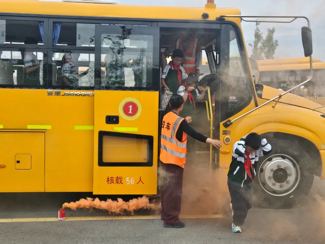消防意識(shí)入人心 應(yīng)急預(yù)案護(hù)平安——射陽(yáng)縣海都實(shí)驗(yàn)小學(xué)校車(chē)消防應(yīng)急疏散演練 圖片