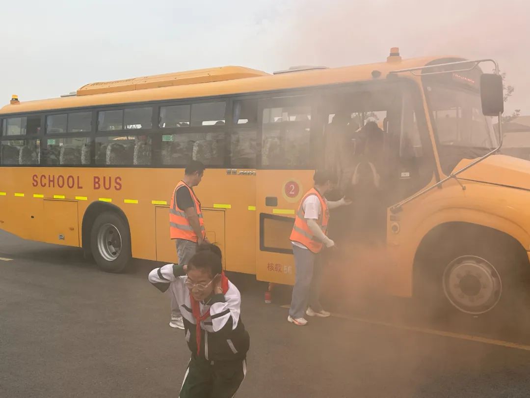 消防意識(shí)入人心 應(yīng)急預(yù)案護(hù)平安——射陽(yáng)縣海都實(shí)驗(yàn)小學(xué)校車(chē)消防應(yīng)急疏散演練 圖片