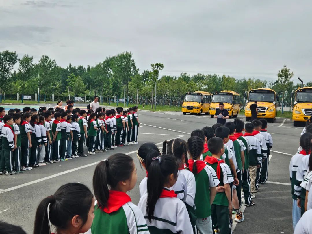 消防意識(shí)入人心 應(yīng)急預(yù)案護(hù)平安——射陽(yáng)縣海都實(shí)驗(yàn)小學(xué)校車(chē)消防應(yīng)急疏散演練 圖片