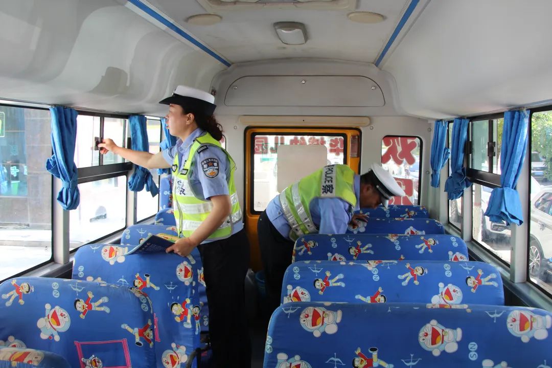 【交管動態】臨洮公安交警強化校車安全宣傳檢查 擰緊出行“安全閥” 【交管動態】臨洮公安交警強化校車安全宣傳檢查 擰緊出行“安全閥”
