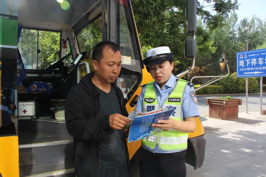 【交管動態】臨洮公安交警強化校車安全宣傳檢查 擰緊出行“安全閥” 【交管動態】臨洮公安交警強化校車安全宣傳檢查 擰緊出行“安全閥”