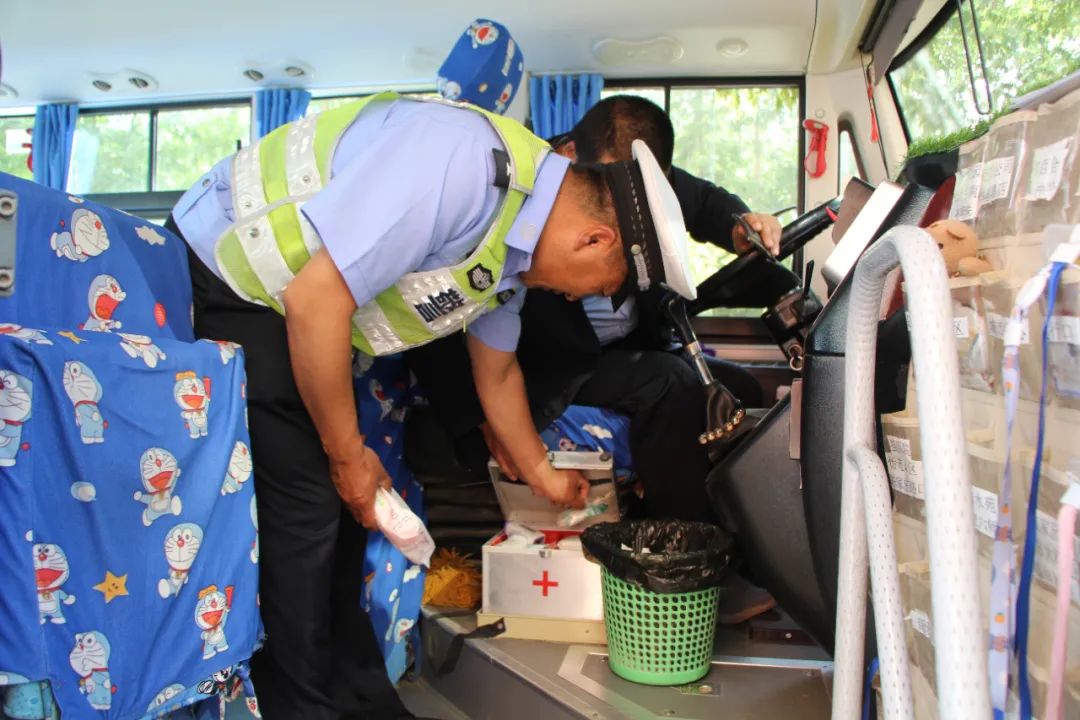 【交管動態】臨洮公安交警強化校車安全宣傳檢查 擰緊出行“安全閥” 【交管動態】臨洮公安交警強化校車安全宣傳檢查 擰緊出行“安全閥”