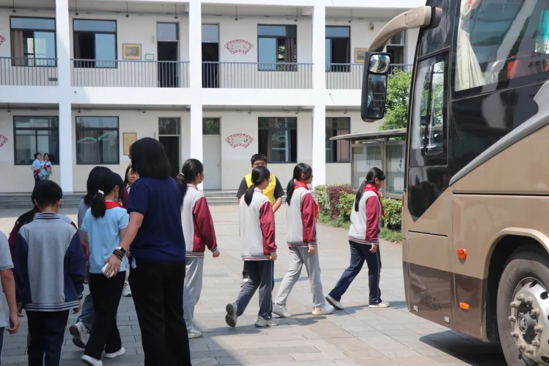 金澤中學開展校車應急疏散演練活動/ 金澤中學開展校車應急疏散演練活動