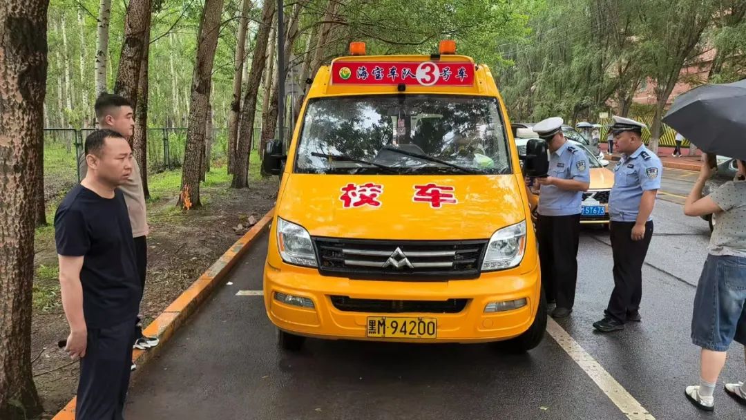 肇東交警大隊(duì)聯(lián)合多部門突擊開展校車安全大檢查行動(dòng)/ 肇東交警大隊(duì)聯(lián)合多部門突擊開展校車安全大檢查行動(dòng)