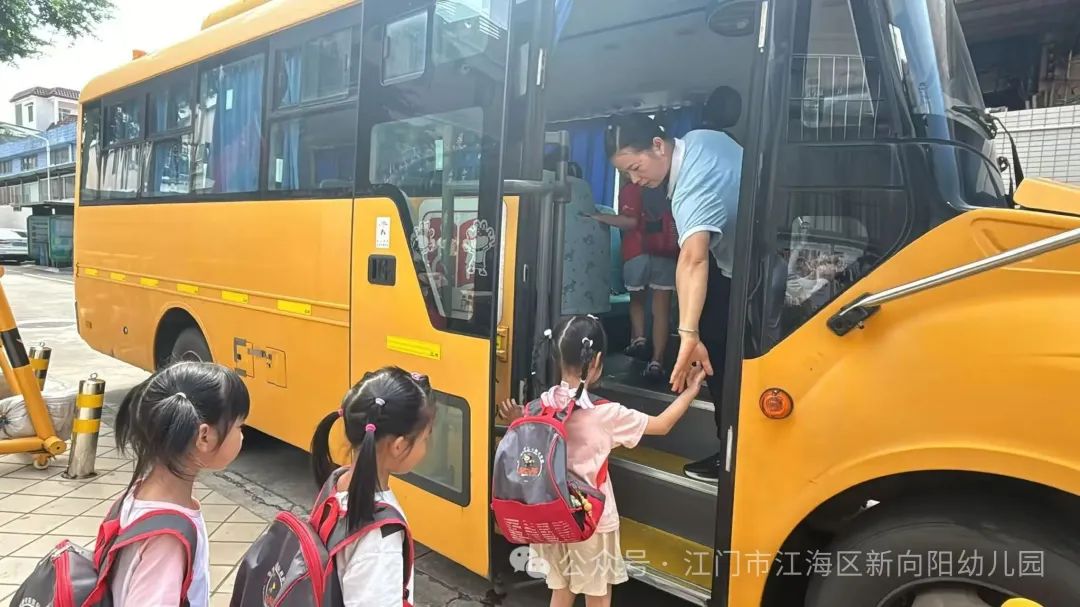 【安全乘校車,平安伴我行】--江海區新向陽幼兒園校車安全演練 圖片