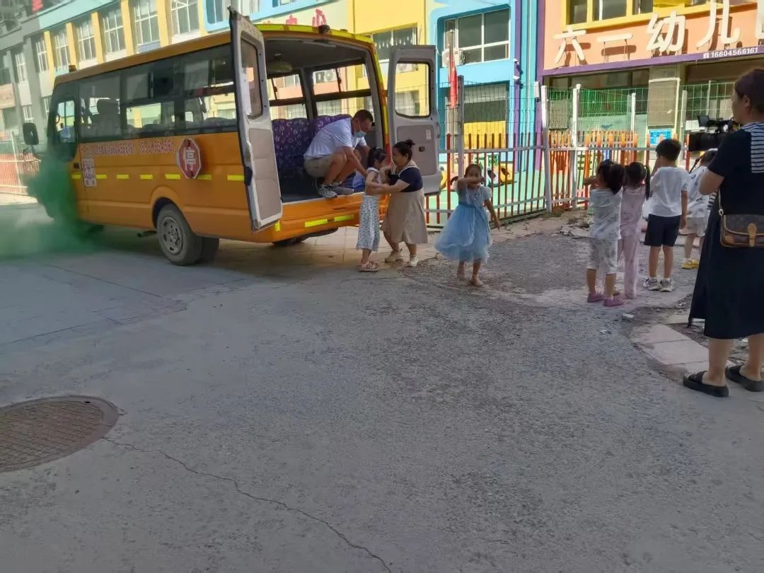 【志愿服務(wù)】安全“童”行,志愿護(hù)航!——我市多部門聯(lián)動(dòng)開展校車安全應(yīng)急演練,共筑平安上學(xué)路 圖片