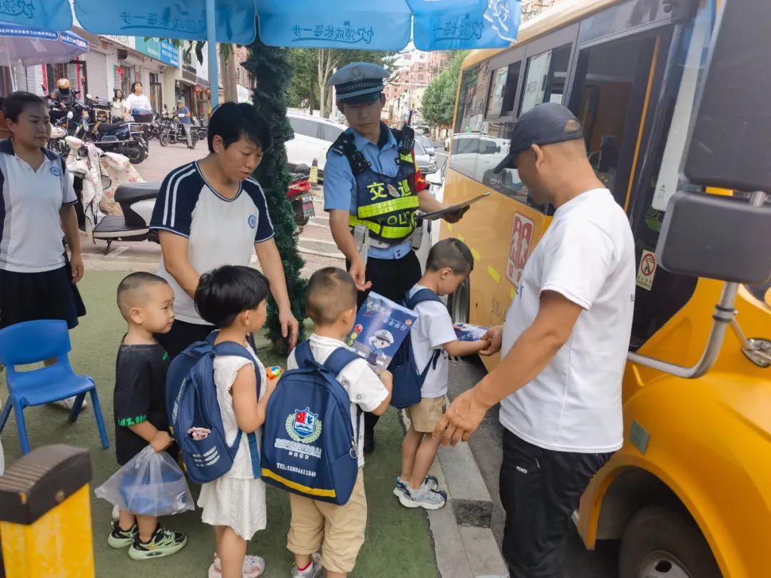 【夏季行動】四平交警深入轄區幼兒園開展校車交通安全宣傳活動 圖片