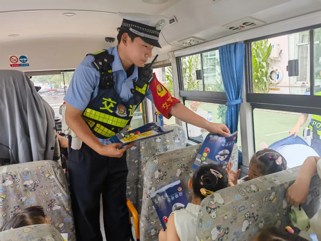 【夏季行動】四平交警深入轄區幼兒園開展校車交通安全宣傳活動 圖片
