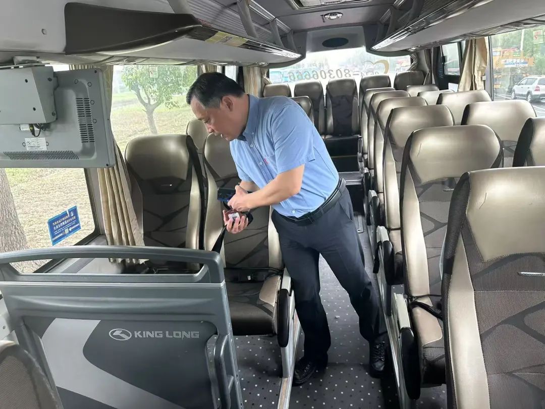 筑牢安全防線 守護(hù)求學(xué)之路 ——旅游出租分公司開展校車安全檢查 圖片