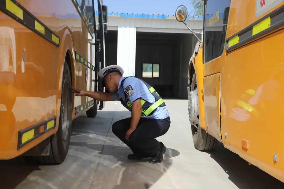 新疆克州烏恰:開學前筑牢校車安全防線 圖片