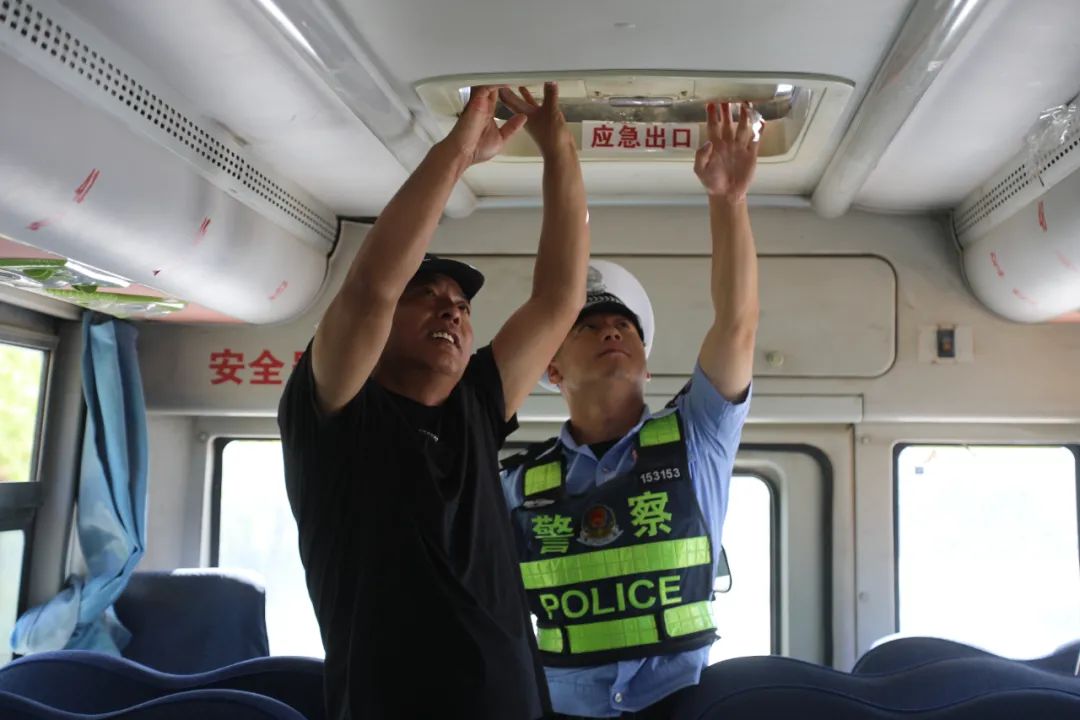 新疆克州烏恰:開學前筑牢校車安全防線 圖片