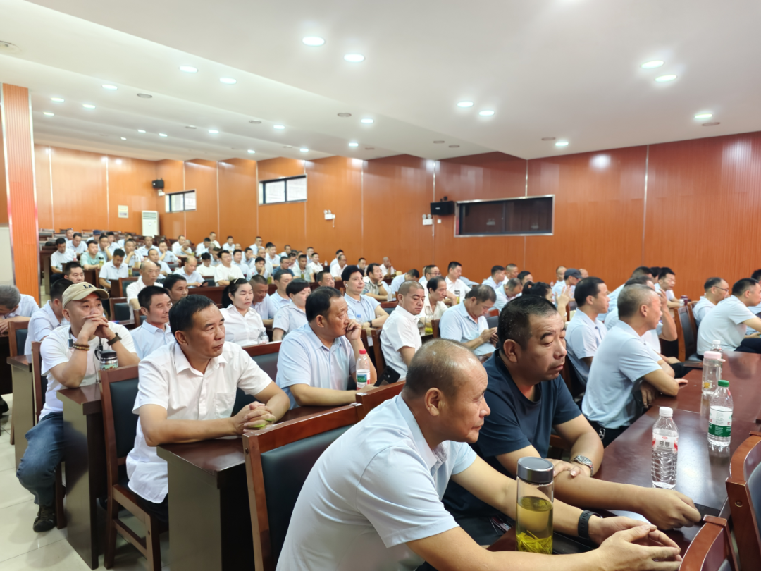 “大鼻子”校車整裝待發,迎接學子平安返校 “大鼻子”校車整裝待發,迎接學子平安返校