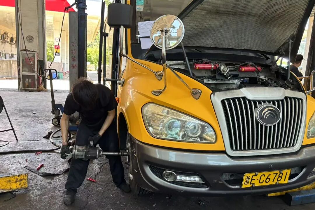 “大鼻子”校車整裝待發,迎接學子平安返校 “大鼻子”校車整裝待發,迎接學子平安返校