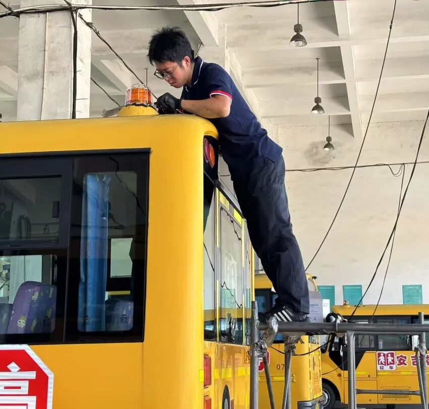 “大鼻子”校車整裝待發,迎接學子平安返校 “大鼻子”校車整裝待發,迎接學子平安返校