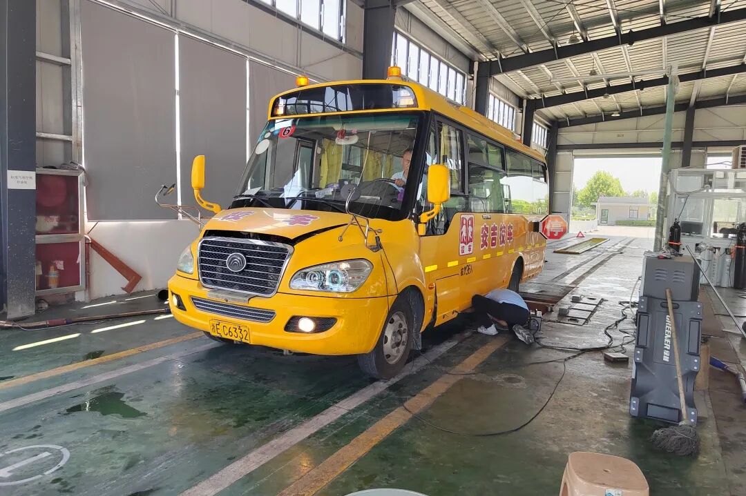 “大鼻子”校車整裝待發,迎接學子平安返校 “大鼻子”校車整裝待發,迎接學子平安返校