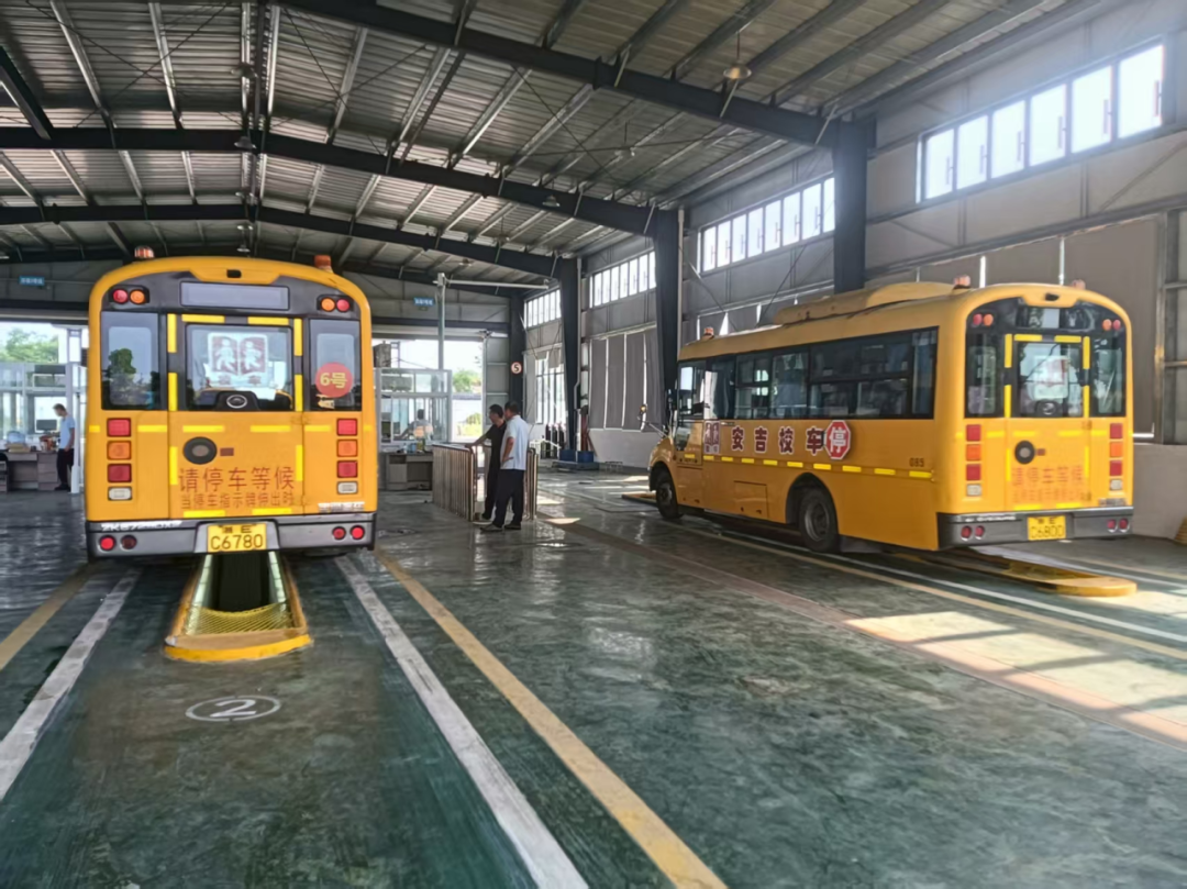 “大鼻子”校車整裝待發,迎接學子平安返校 “大鼻子”校車整裝待發,迎接學子平安返校