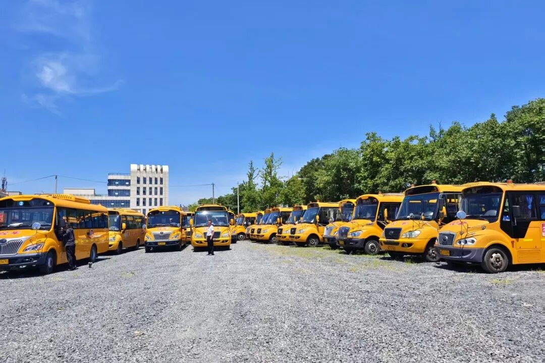 “大鼻子”校車整裝待發,迎接學子平安返校 “大鼻子”校車整裝待發,迎接學子平安返校